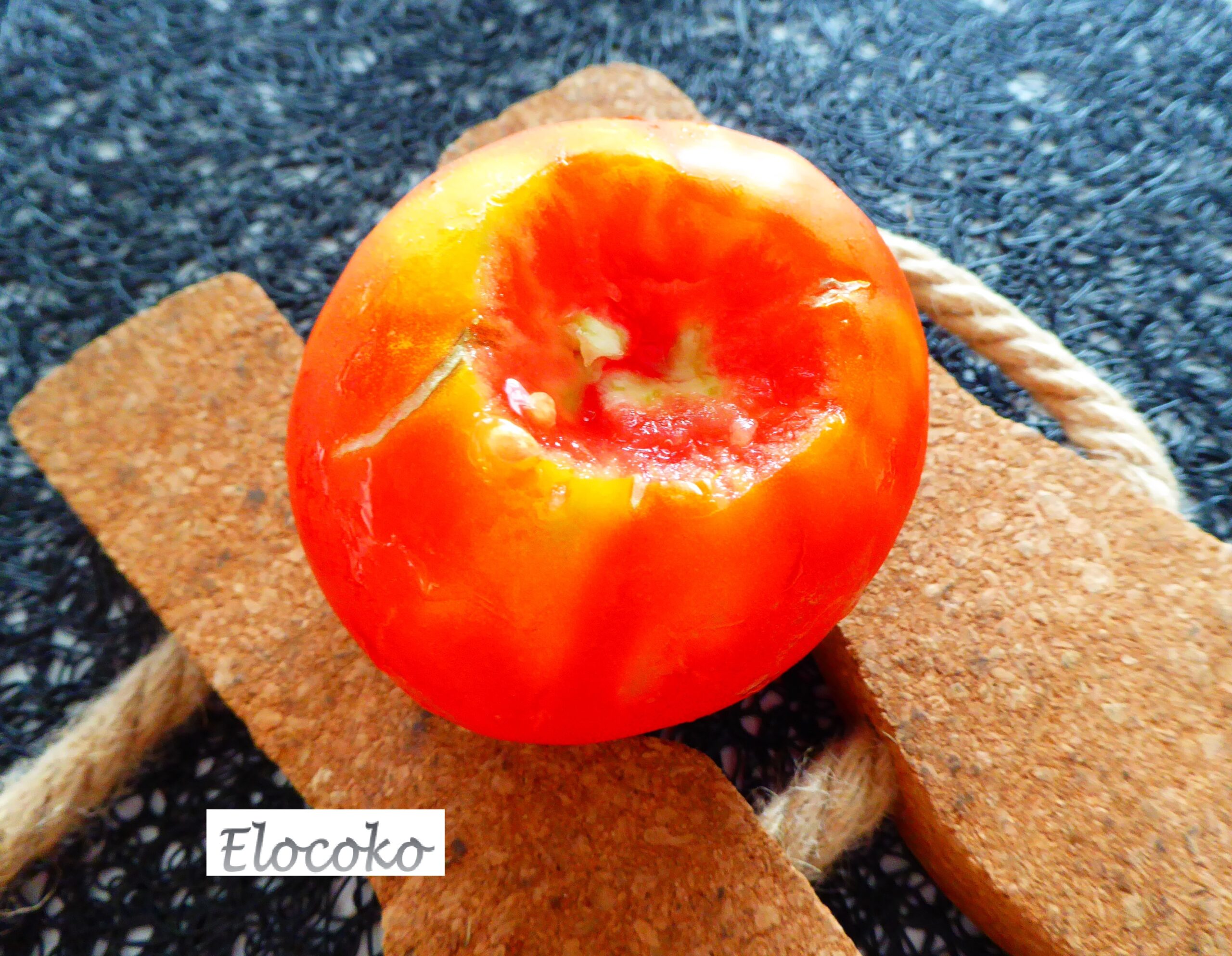 monder une tomate : tomate sans pédoncule