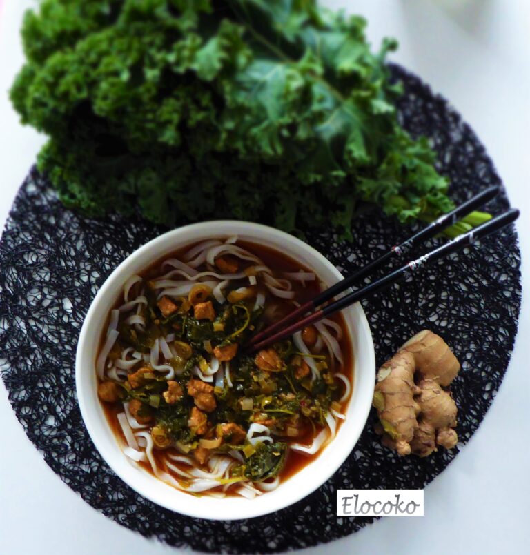 Soupe asiatique aux nouilles de riz, porc et chou kale (Asie)
