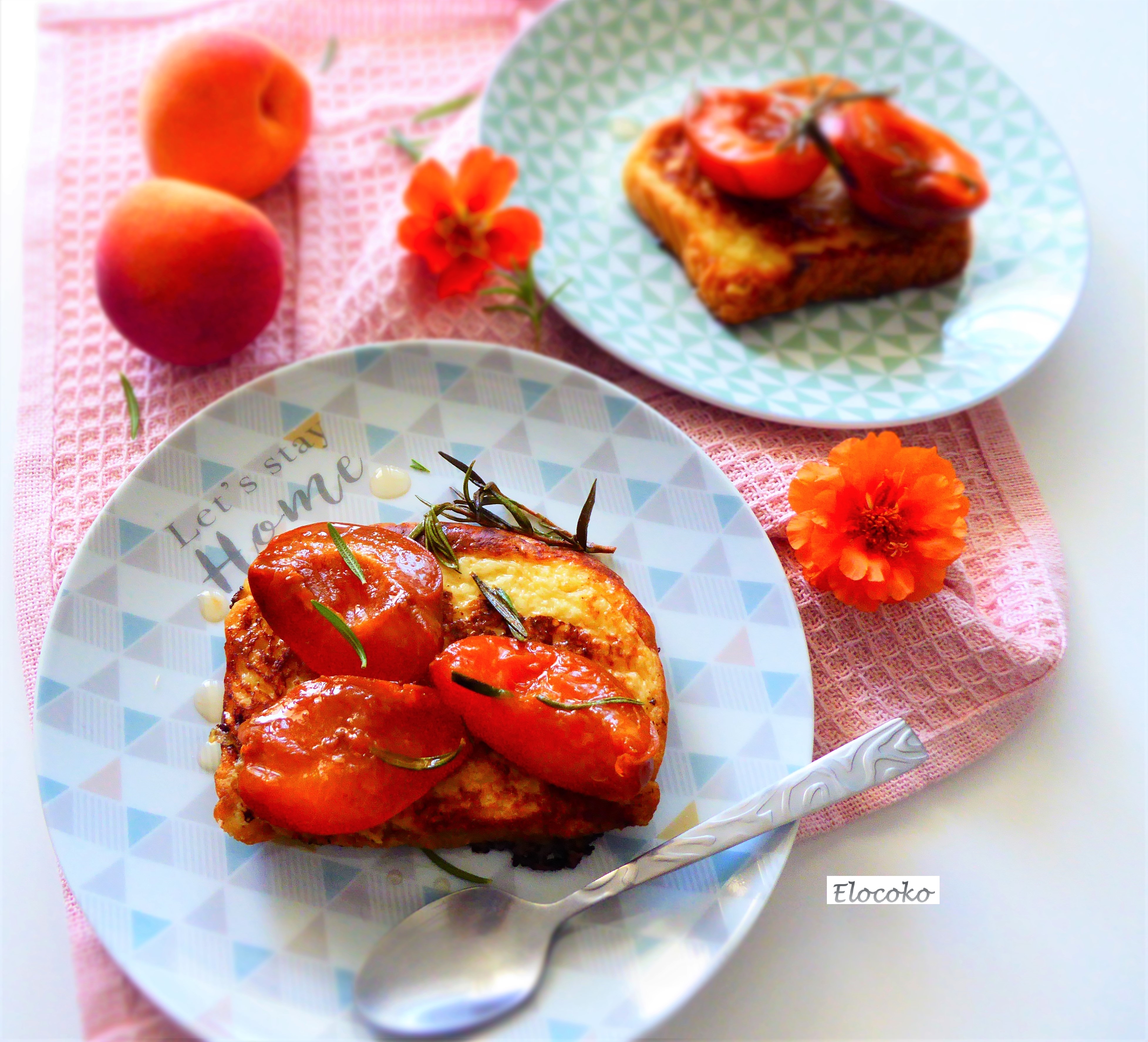 Brioche perdue aux abricots rôtis, miel et romarin