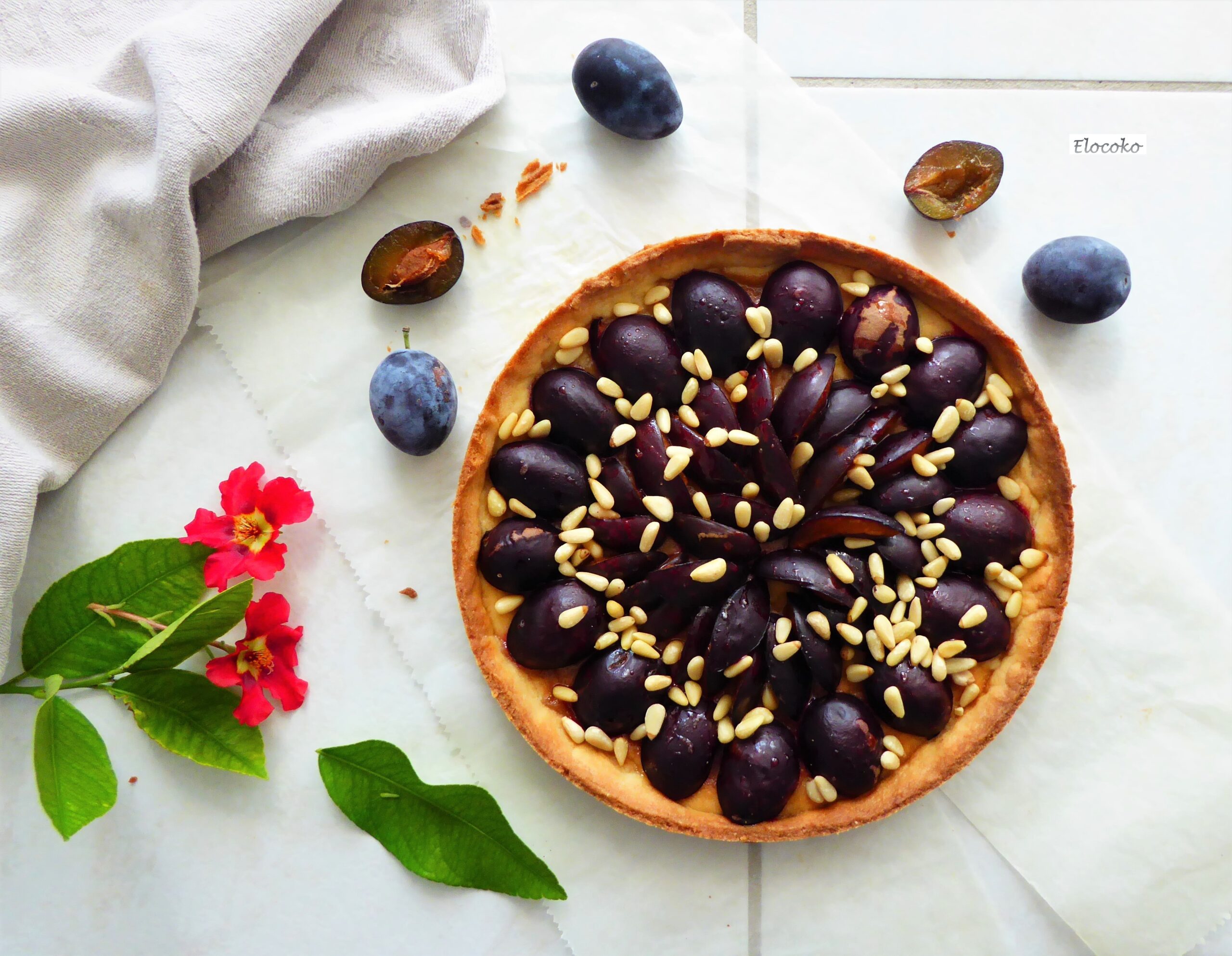 tarte aux quetsches, miel et pignons de pin