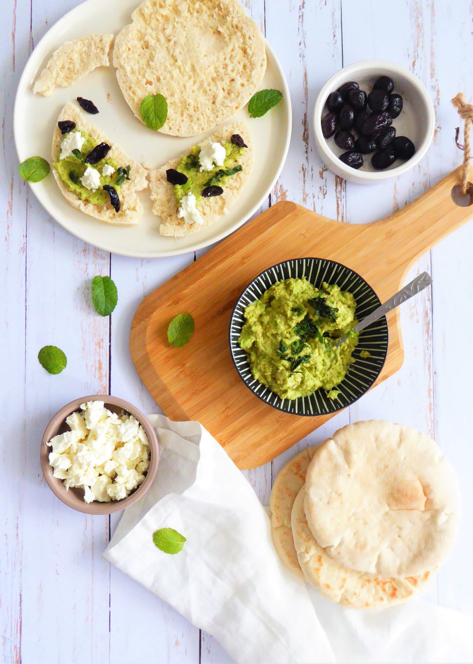 pain pita feta olives menthe et crème d'avocat