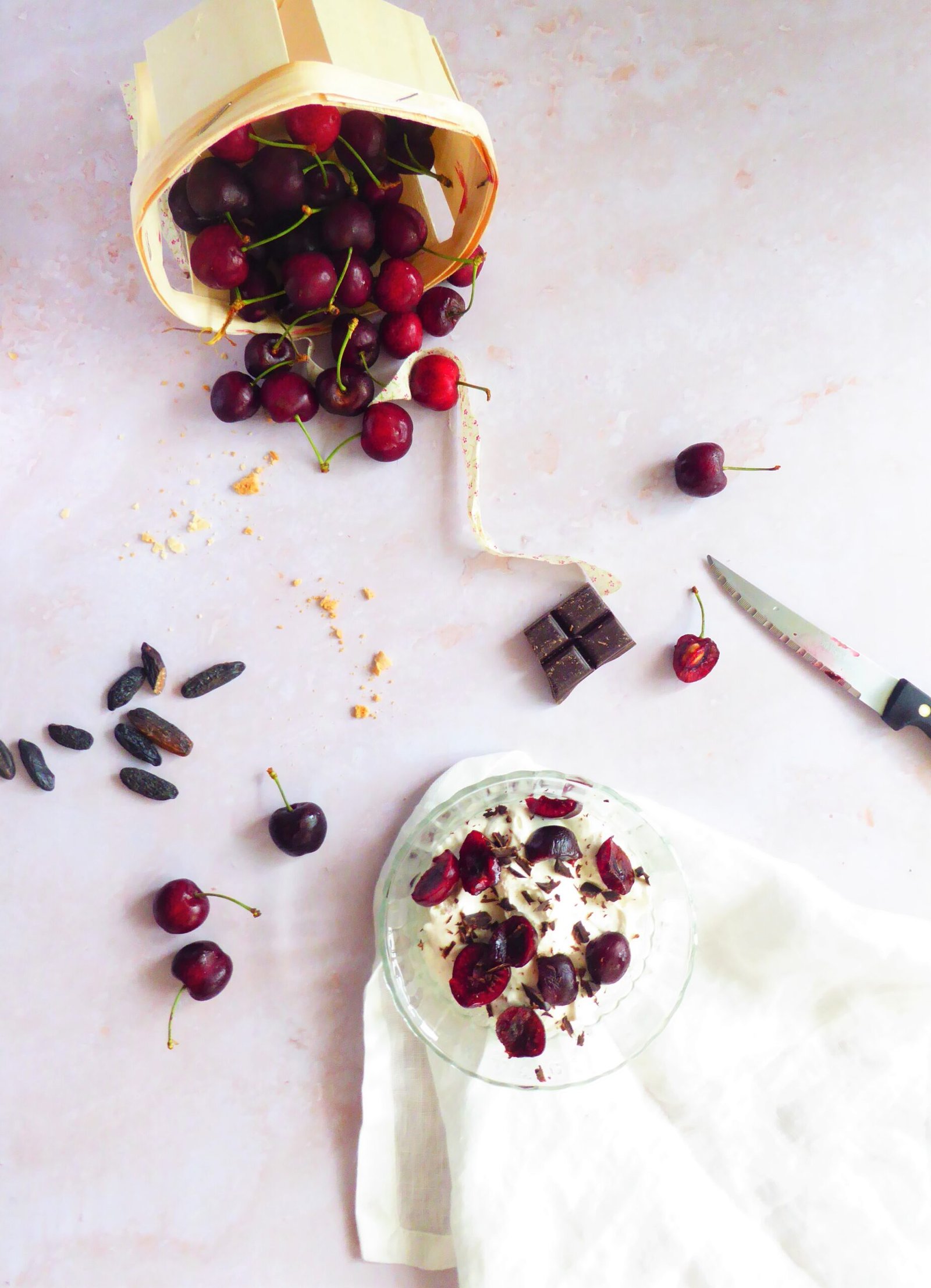 crème fontainebleau vanille-tonka, cerises et chocolat