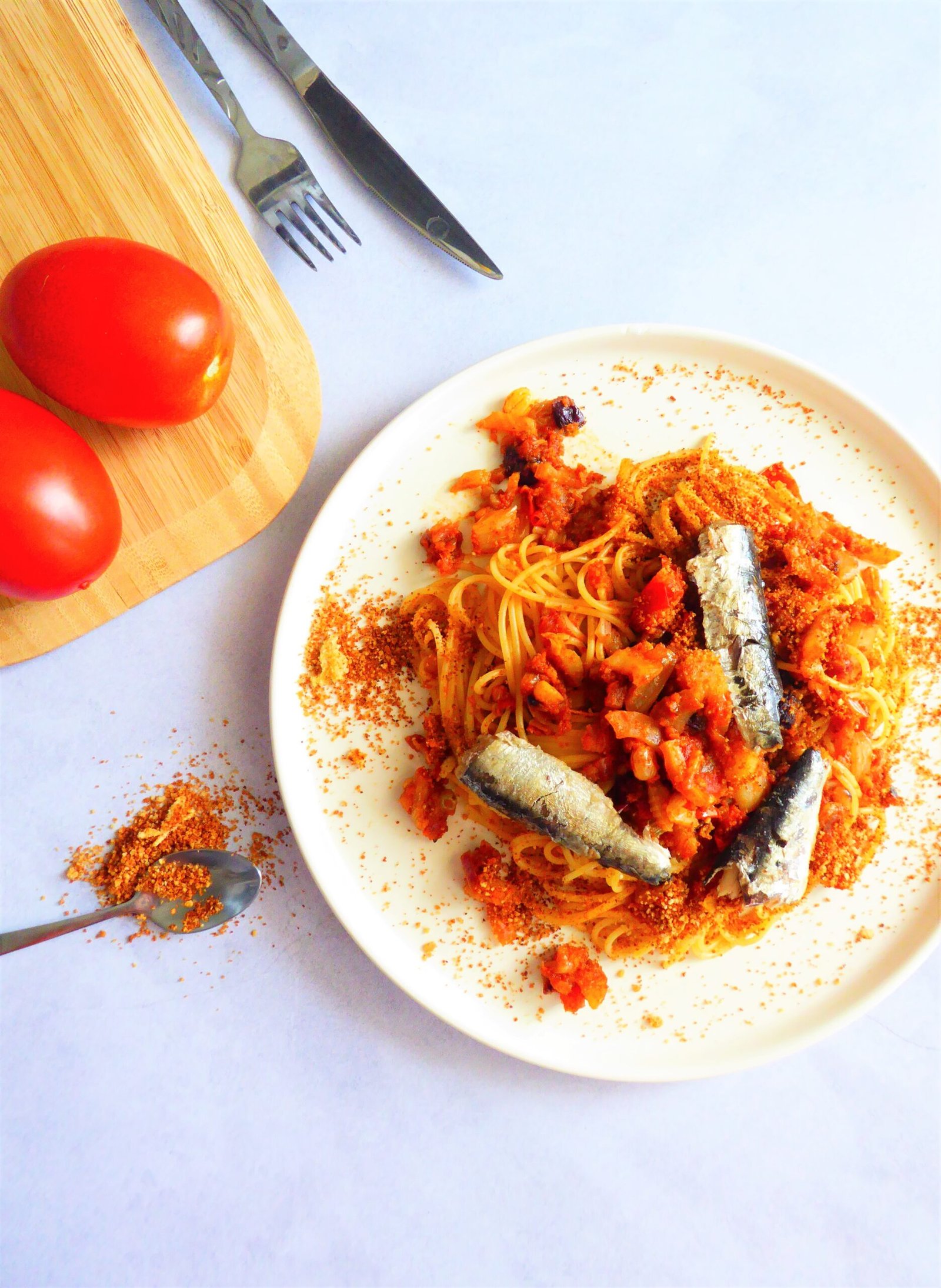 spaghettis à la tomate, fenouil et sardines, panure gourmande