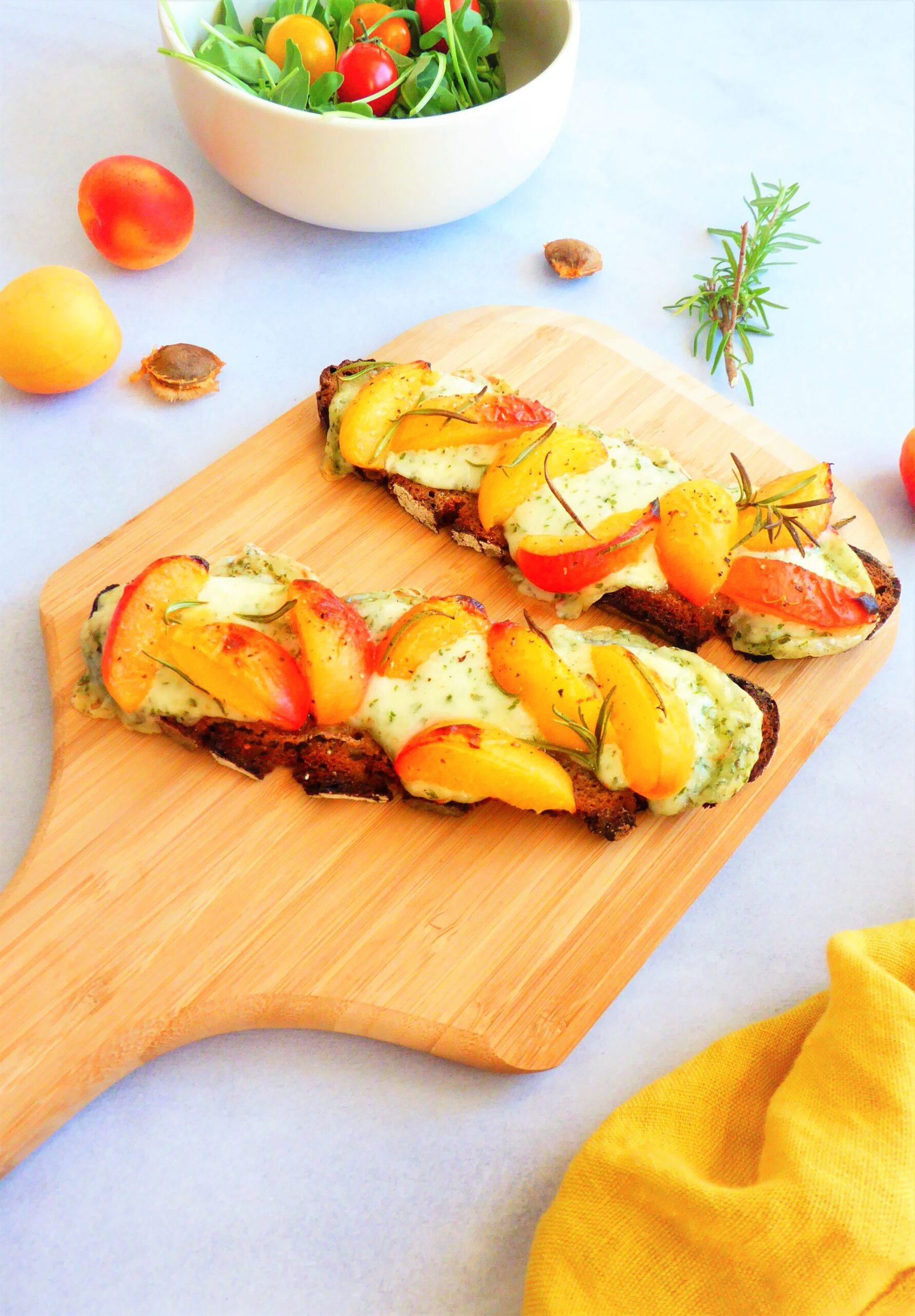 tartines de pain de seigle, tomme à l'ail des ours, abricots rotis et romarin