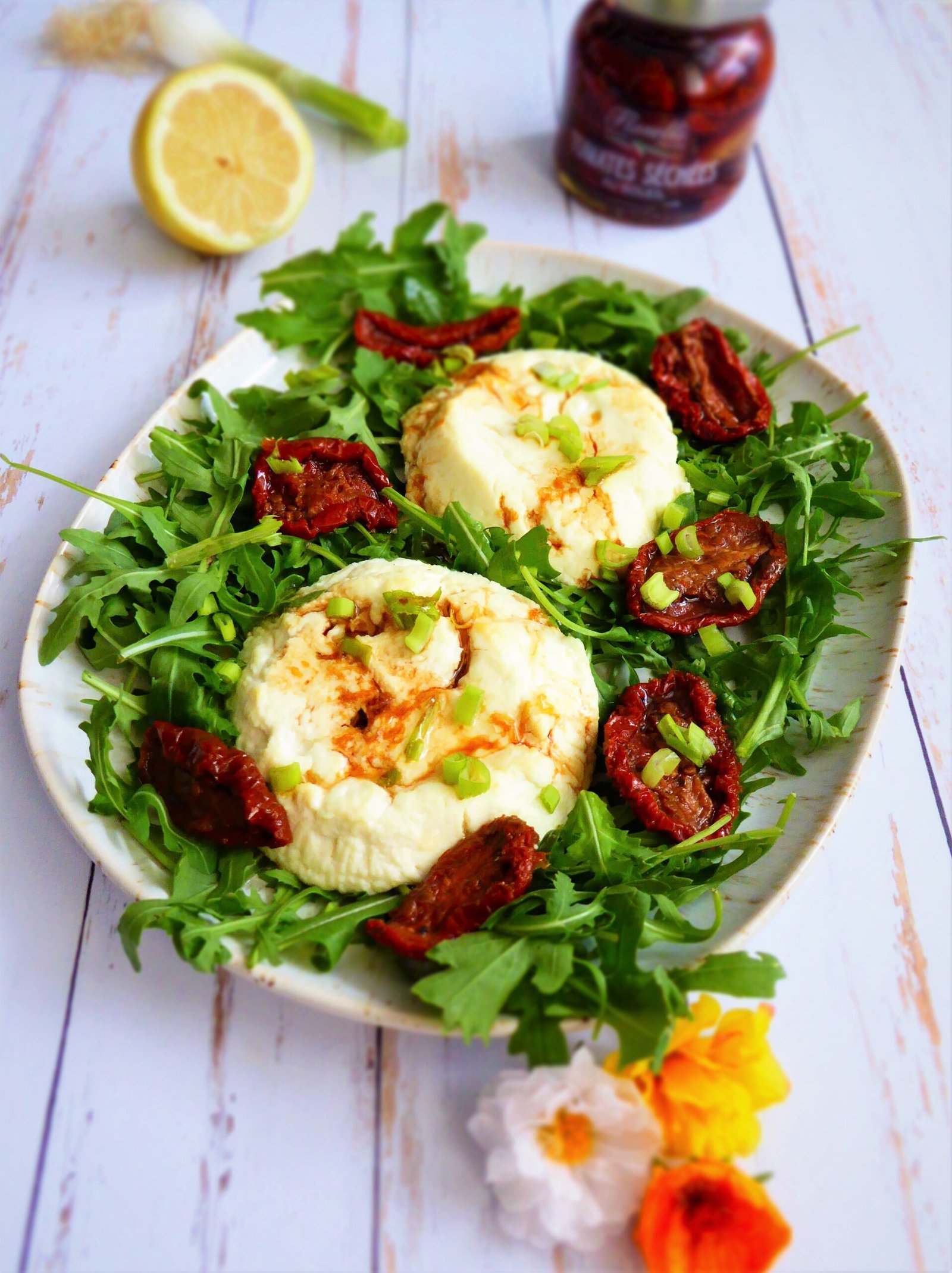 ricotta rotie, tomates séchées, vinaigrette au citron
