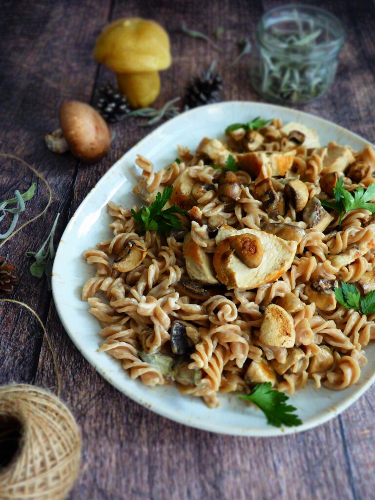 Pâtes à la farine de châtaigne, poulet, sauce aux champignons et à la sauge