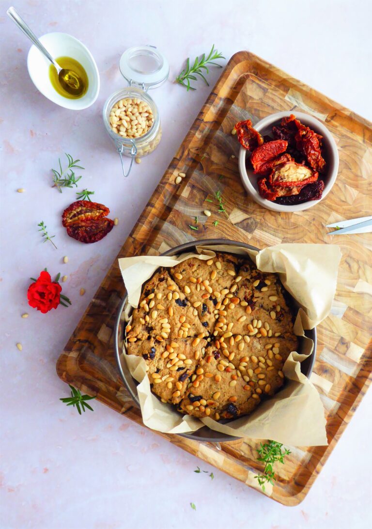 Scones à la provençale (tomates séchées, olives et pignons de pin)