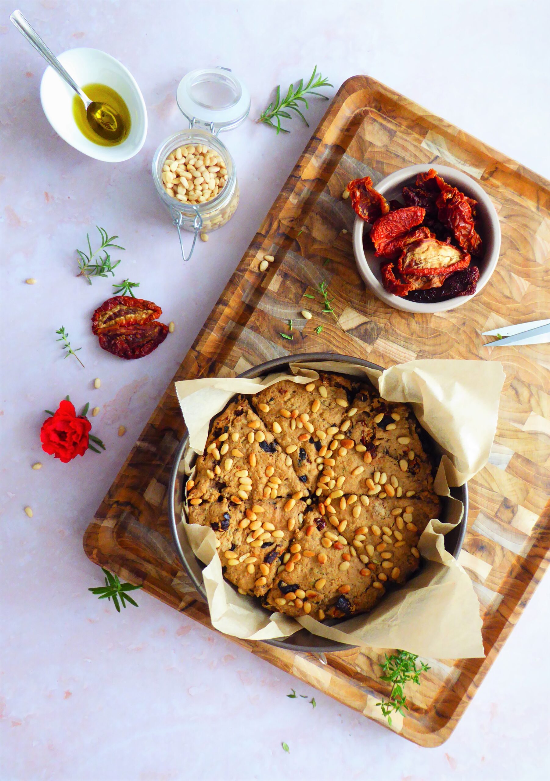 Scones à la provençale olive origan tomates séchées pignons de pin b